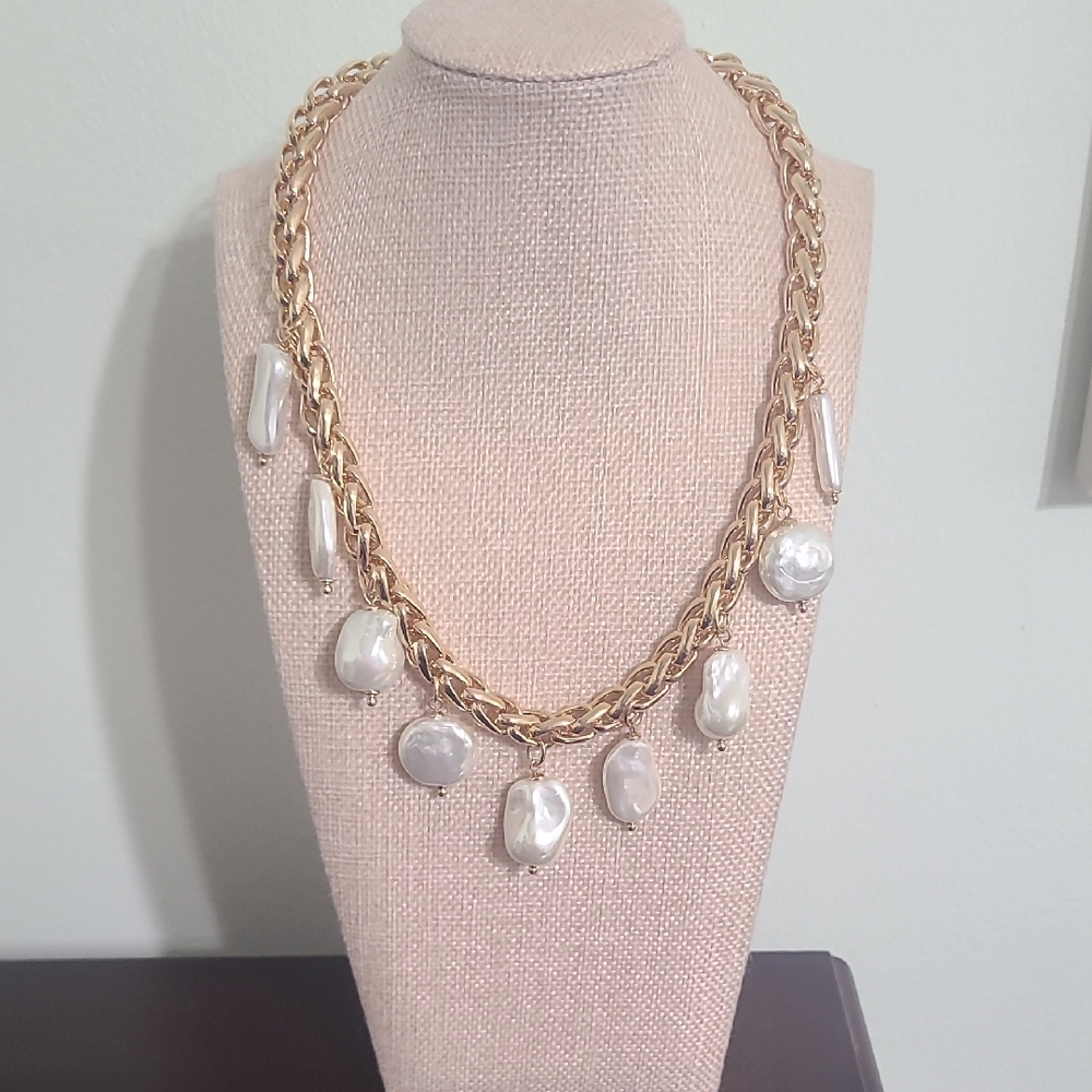 Elegant Gold and Pearl Necklace